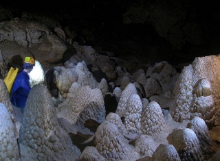un chavo en el interior de una gruta